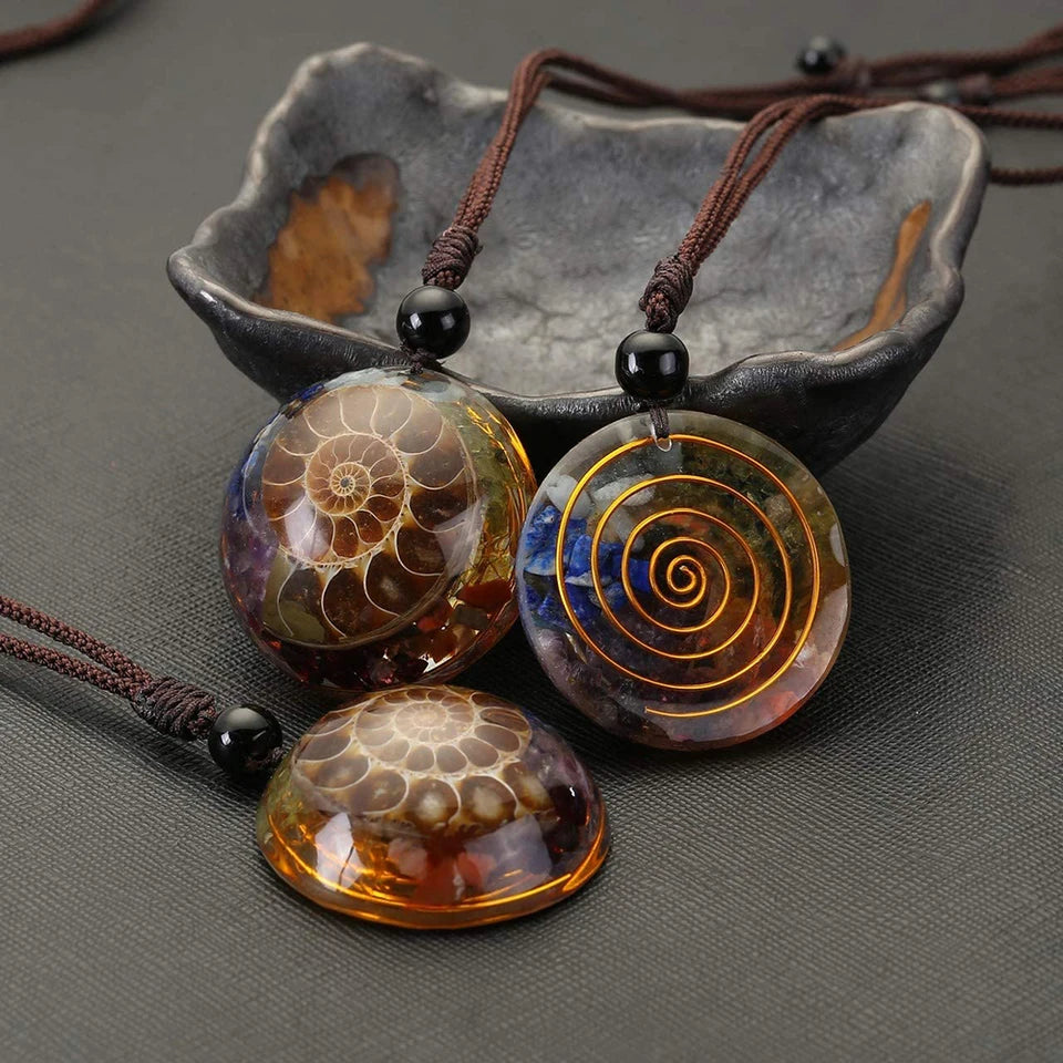 🌀 7 Chakra Spiral Healing Pendant: Resin Ammonite Necklace with Natural Crystal Chips – Adjustable Gemstone Jewelry for Energy Balance & Spiritual Gifts