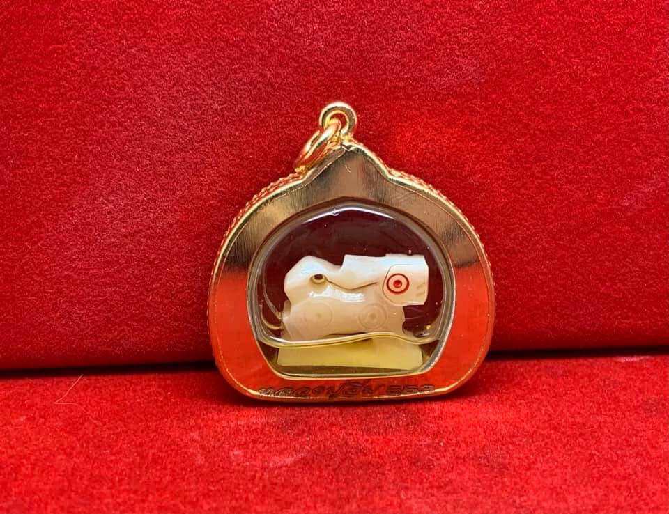 Carved Bone Singha Amulet with Musk Oil Coating – Blessed by Luang Pu Im, Wat Thung Na Mai, Nakhon Si Thammarat