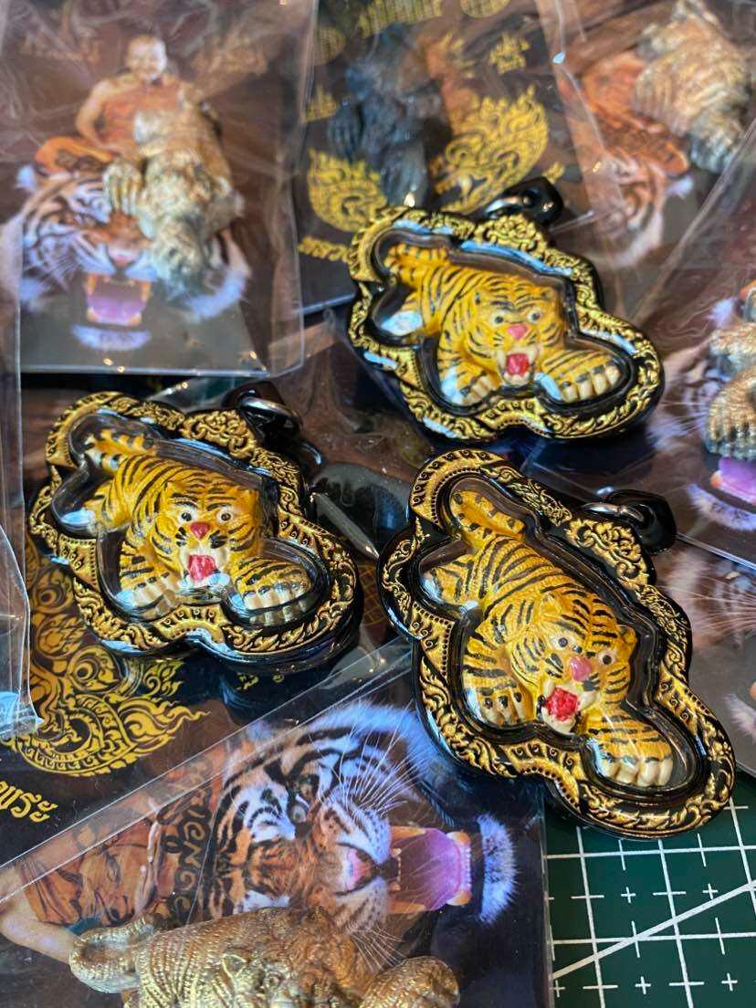 🐯 Master Tiger “Wai Khru 2022” – Sacred Buddha Powder Guardian Amulet for Protection, Courage & Leadership (Wat Bang Phra Lineage)