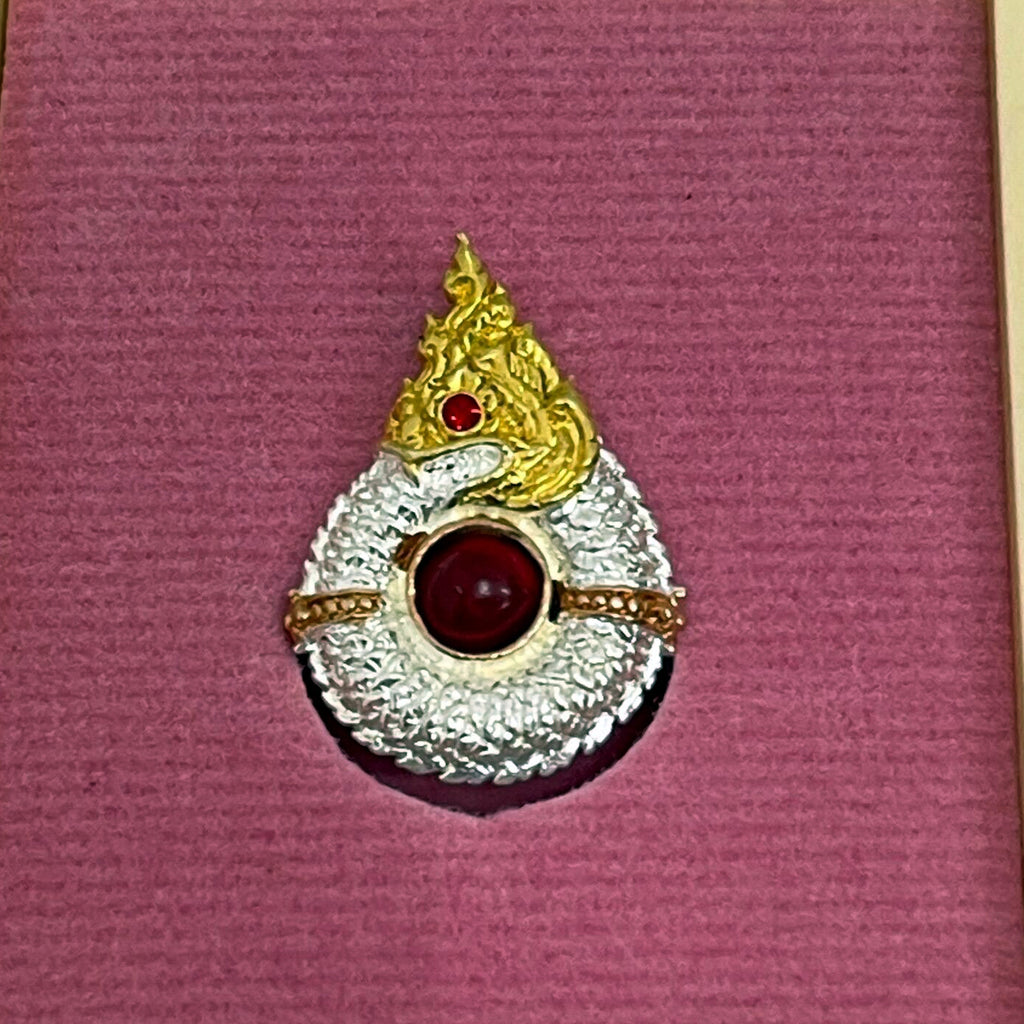 ✨ Sacred Buang Nakkhabat Amulet with Multi-Color Crystal Inlay – Triple-Crown Plated by Luang Pu Nenkaew, Wat Ban Kaset Thung Setthi