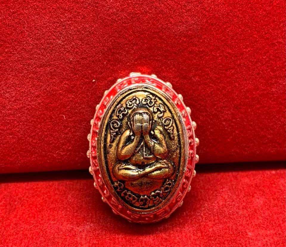 เบี้ยแก้หล่อเนื้อเงินยวงอุดกริ่ง ด้านข้างฝังพลอยนพเก้ารอบเบี้ย ออกวัดบ้านจาน จ.ศรีสะเกษ