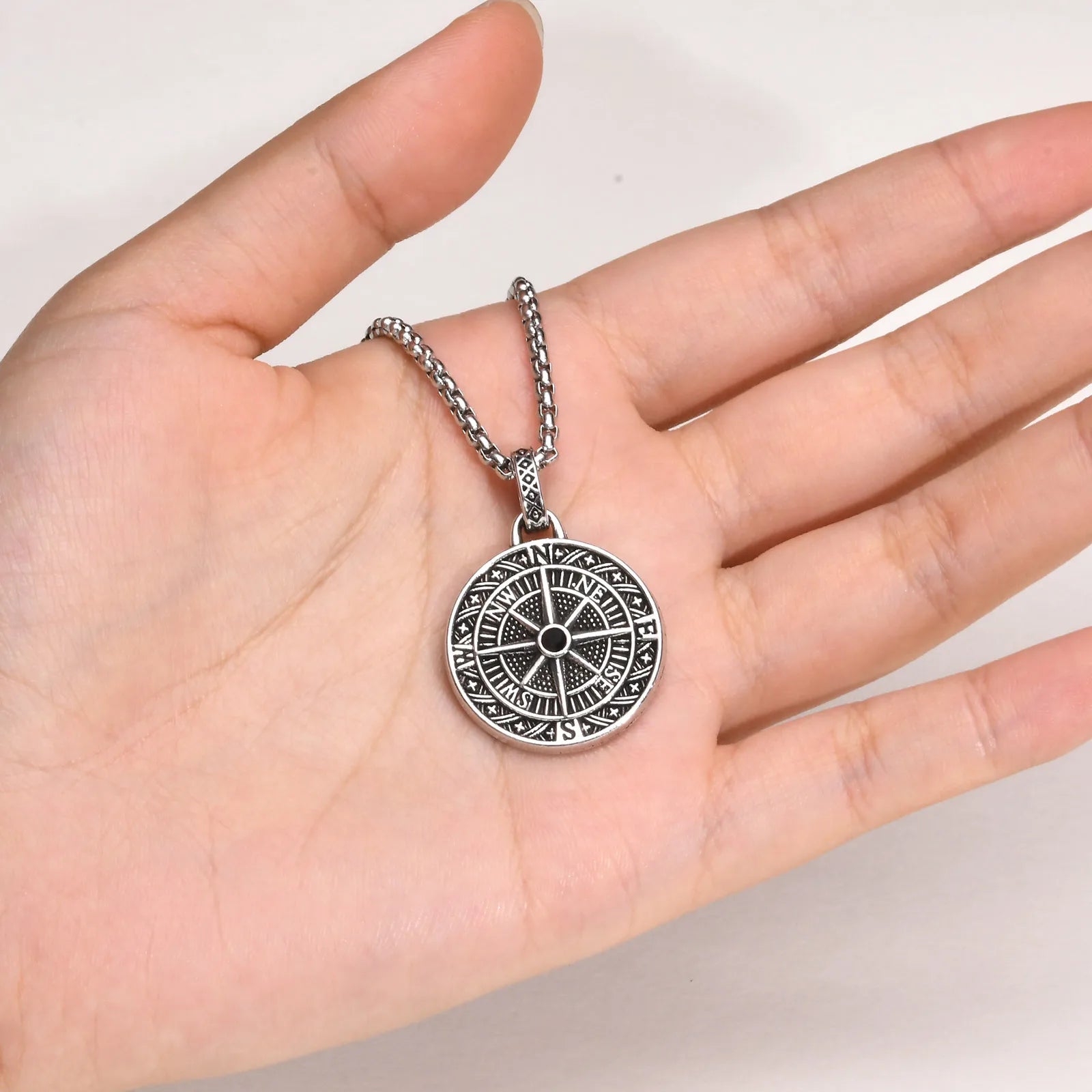 🧭 Vintage Compass Pendant Necklace – Stainless Steel Coin Necklace for Men & Boys | Rock Hip-hop Style | Graduation & Guide Gift