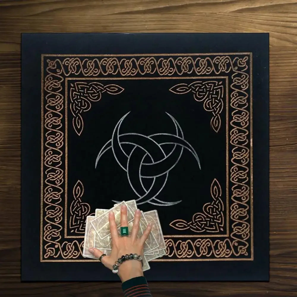 🃏Triple Moon Pentacle Altar Cloth – 0.5×0.5m Velvet Tarot Tablecloth for Divination, Astrology & Board Game Card Spreads