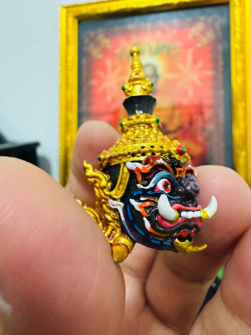 🌟 Sacred Putthasilp Sian Thep Kuwanon Noi Ariyat Sap﻿ Enamel-Cast Head Amulet – Stamped with Code and Serial Numbers Behind Both Ears