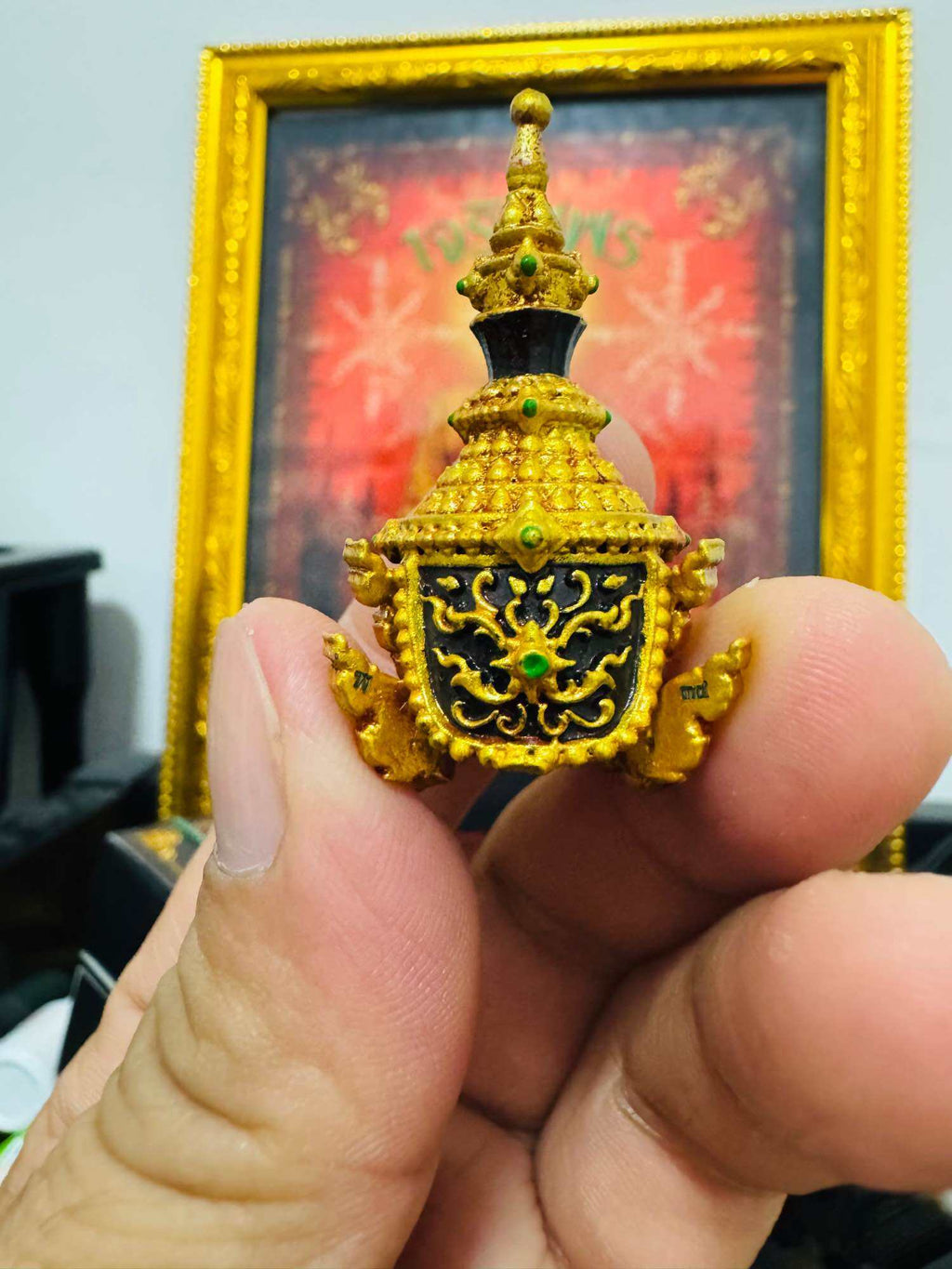 🌟 Sacred Putthasilp Sian Thep Kuwanon Noi Ariyat Sap﻿ Enamel-Cast Head Amulet – Stamped with Code and Serial Numbers Behind Both Ears