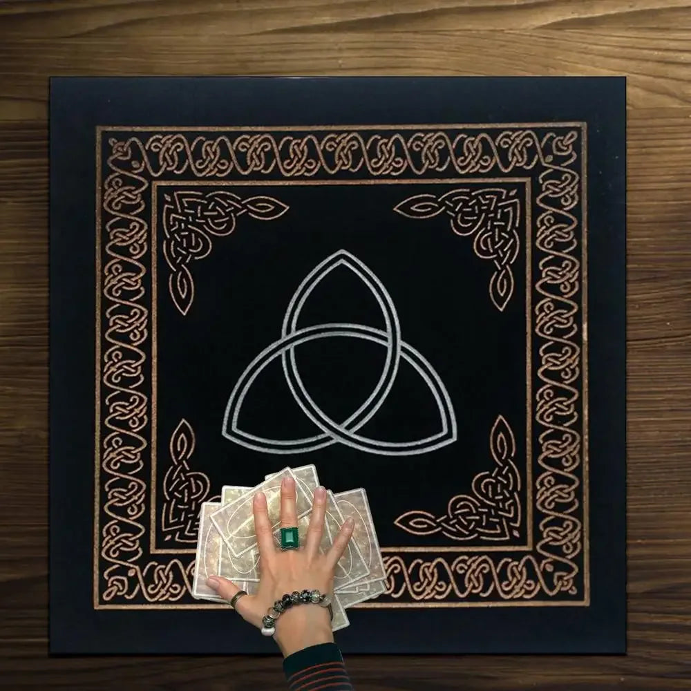 🃏Triple Moon Pentacle Altar Cloth – 0.5×0.5m Velvet Tarot Tablecloth for Divination, Astrology & Board Game Card Spreads