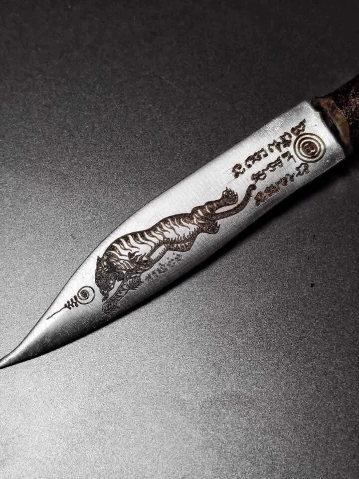 Authentic Meed Mor Leather Knife - Phayak Nuea Duang Empowered by Luang Pu Mahasila & Luang Pho Mian for Supreme Power, Fortune & Prestige