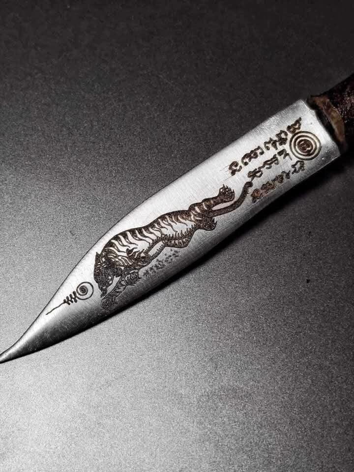 Authentic Meed Mor Leather Knife - Phayak Nuea Duang Empowered by Luang Pu Mahasila & Luang Pho Mian for Supreme Power, Fortune & Prestige