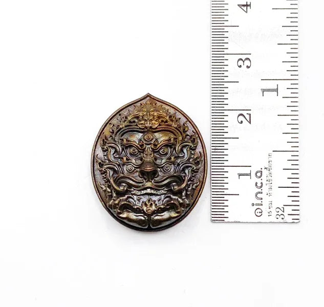 🪙 Si Hu Ha Ta “Stairway to Heaven” – Blackened Copper Four‑Ears Five‑Eyes Prosperity Amulet (Large & Small), Kruba Boonyang, Wat Huai Nam Un, Lamphun, B.E. 2556 Small print – approx. 2.5 cm: