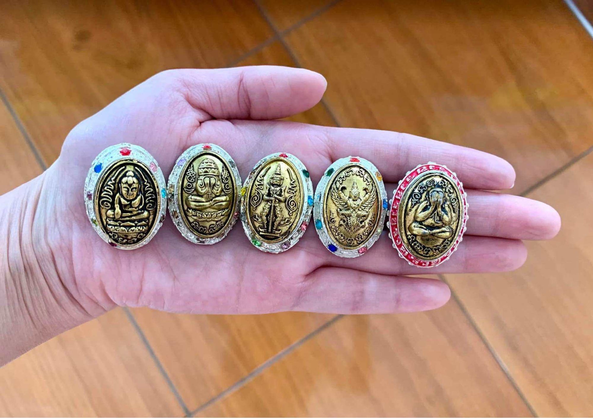 เบี้ยแก้หล่อเนื้อเงินยวงอุดกริ่ง ด้านข้างฝังพลอยนพเก้ารอบเบี้ย ออกวัดบ้านจาน จ.ศรีสะเกษ