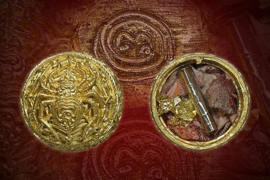 ✨ Single-Lid Spider Amulet in Golden Chae-oem Metal – Blessed with Sweet Chae-oem Herb (Powerful Disease Protection) by Tu Ja Pu Wa Ling Wiratha
