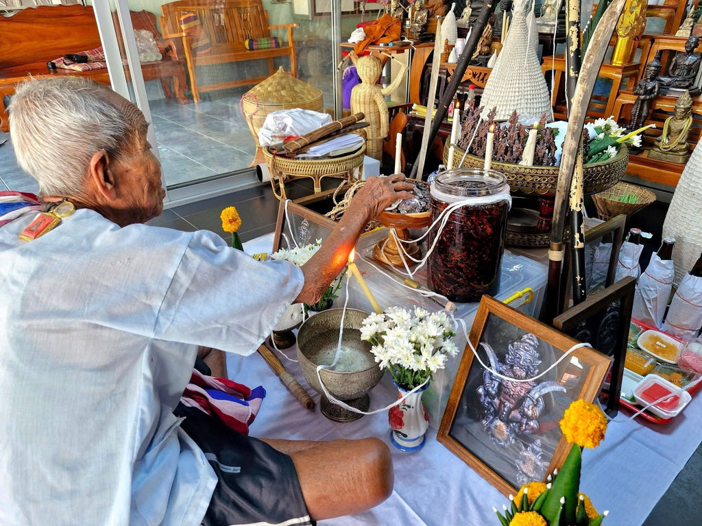 🛡️ The Immortal Sentinel: "Phra See Sa Lang Ngeng" – Ancient Warrior Spirit of Invincibility & Supreme Charisma by Ajarn Krishnapong (Legacy of Luang Phor Tae Lineage)