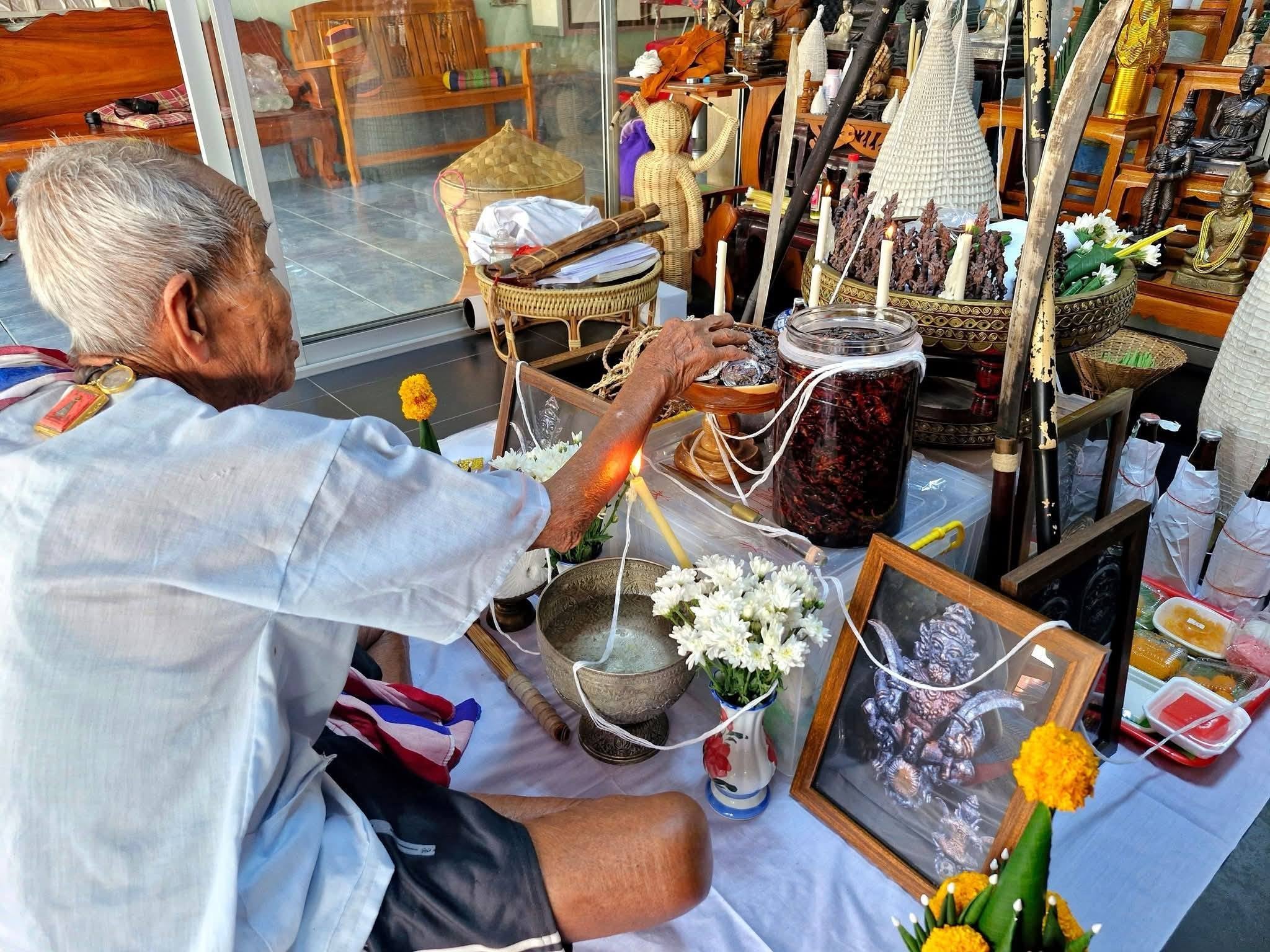 🛡️ The Immortal Sentinel: "Phra See Sa Lang Ngeng" – Ancient Warrior Spirit of Invincibility & Supreme Charisma by Ajarn Krishnapong (Legacy of Luang Phor Tae Lineage)