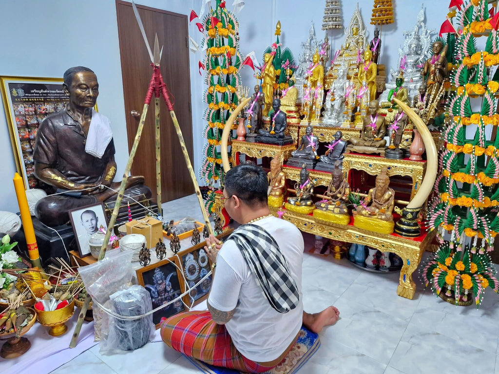 🛡️ The Immortal Sentinel: "Phra See Sa Lang Ngeng" – Ancient Warrior Spirit of Invincibility & Supreme Charisma by Ajarn Krishnapong (Legacy of Luang Phor Tae Lineage)