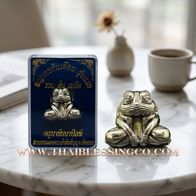 ✨ The "Kop Kin Duean" Moon-Eating Frog (Overflowing Wealth Edition): Sacred Thong Khao White Gold — The Supreme Lanna Talisman for Swallowing Debt, Attracting Windfalls, and Infinite Prosperity