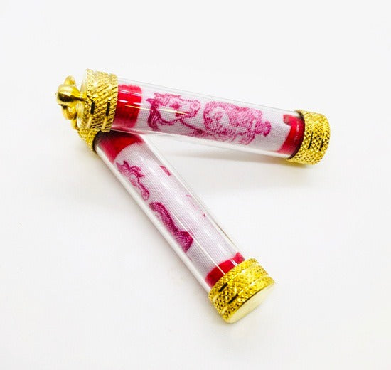 🔱 The Necromantic Grimoire Scrolls: Dual Engines of Lethal Charm & Capital Inflow – Kruba Tao (Wat Thung Setthi) 2566 – The Ultimate 5.0cm Lanna Corpse-Cloth Talismans for Absolute Mind Control & Infinite Patronage!