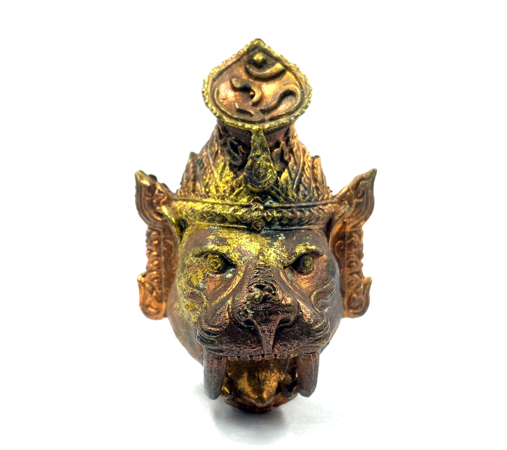 🪵 “Tiger‑Spirit Ruesi Master Head – First Edition Tiger Sage Wealth, Protection & Power Charm by Luang Pu Saen, Wat Ban Nong Jik (2018)”