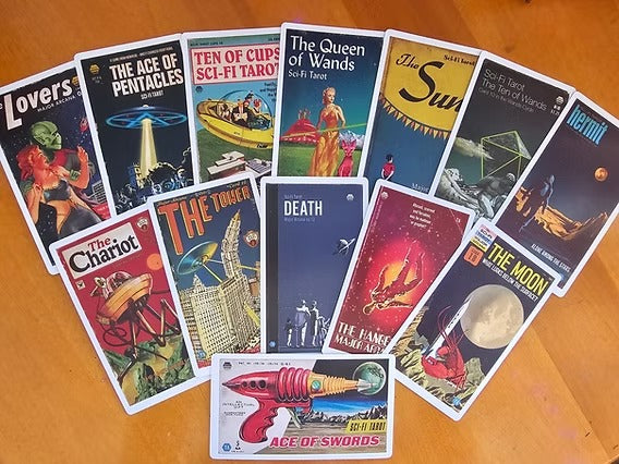 🚀 Todd Alcott's Sci-Fi Tarot Deck – 78 Cards Rider Waite Inspired Futuristic Space-Age Art Compact 10.3 x 6 cm Includes Divination Guidebook