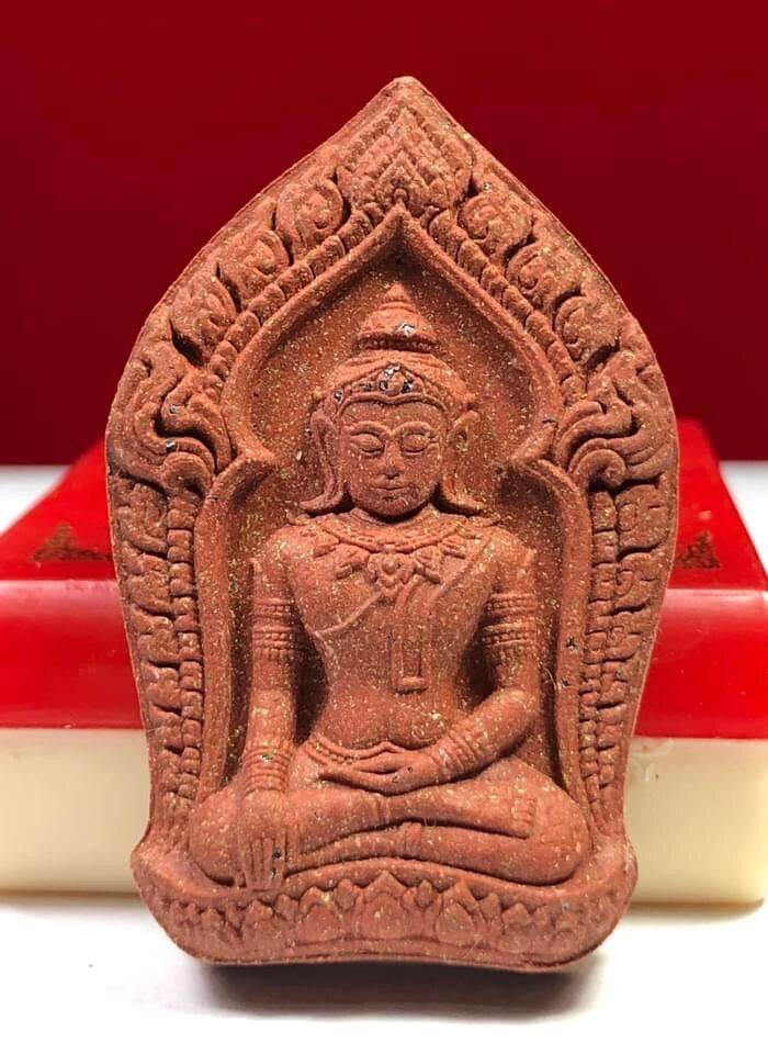 Yod Khun Phon Pak Nam Pho amulet red clay seated Buddha figurine with ornate arch detailing