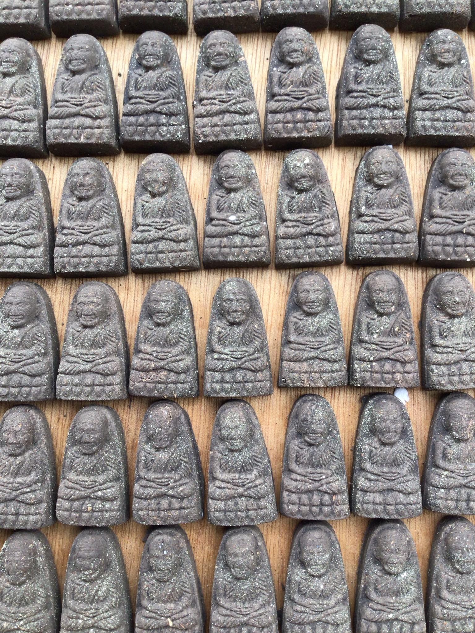 Thai Blessing Co multiple Luang Pu Thuad commemorative amulet 2023 pendants arranged in rows on wood