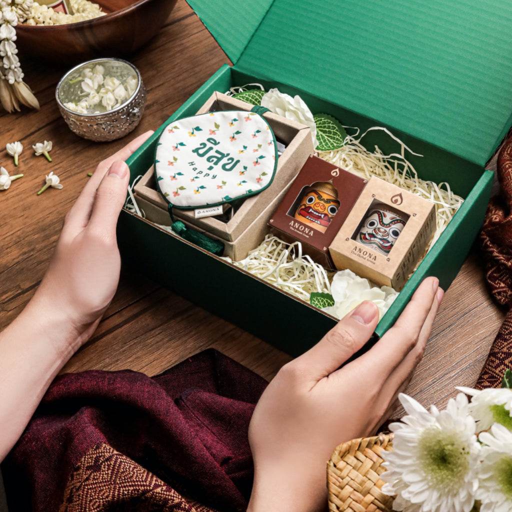Aromatherapy gift box for women and men from One-Sake.com with scented candles and essential oils