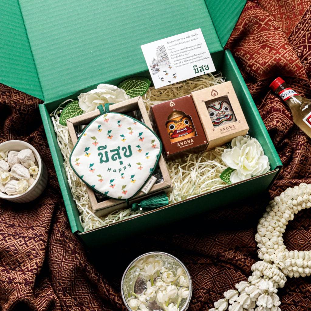 Aromatherapy gift box for women and men with scented candles and essential oils by One-Sake.com