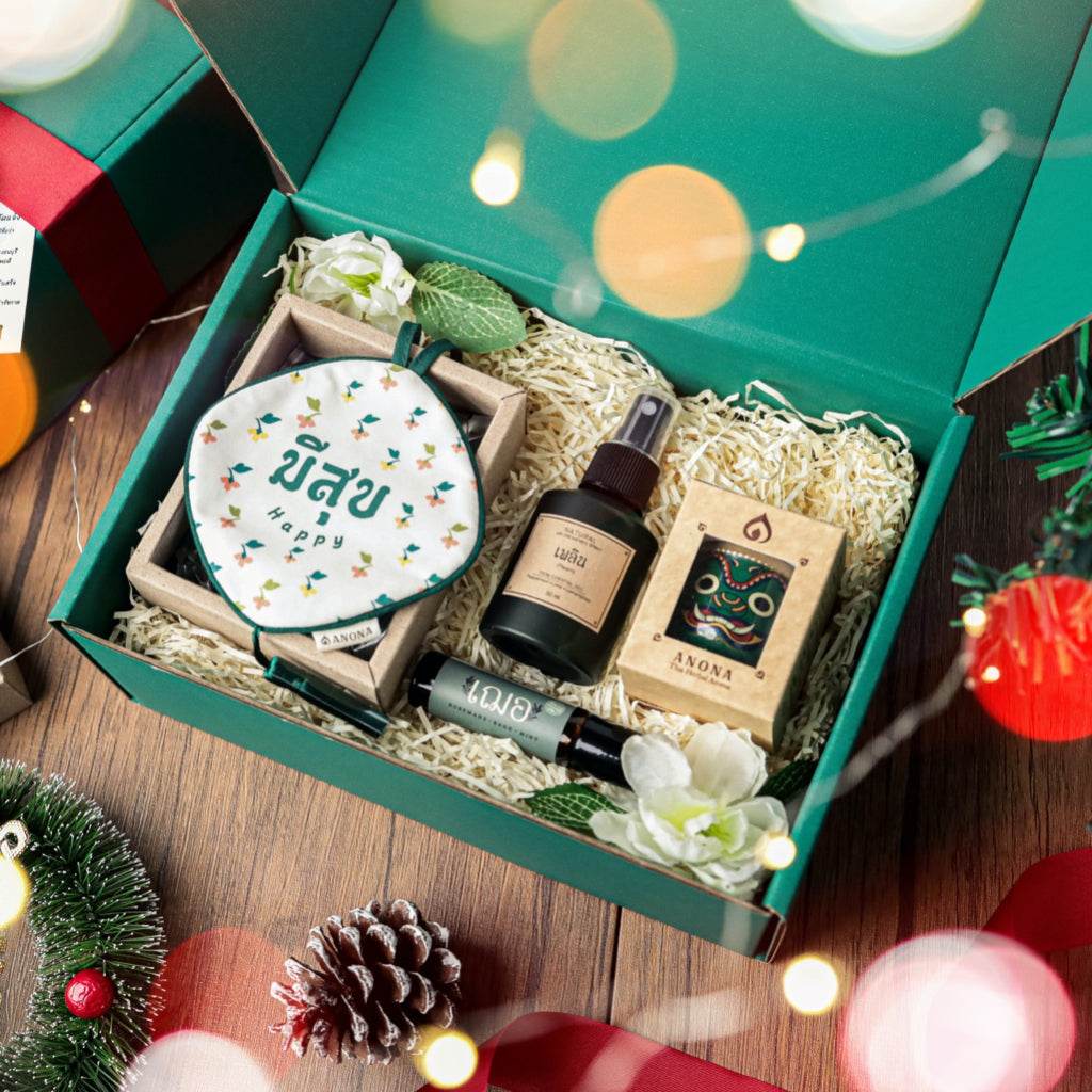 One-Sake.com aromatic wellness gift set with spray, essential oil, and decorative pouch in green gift box