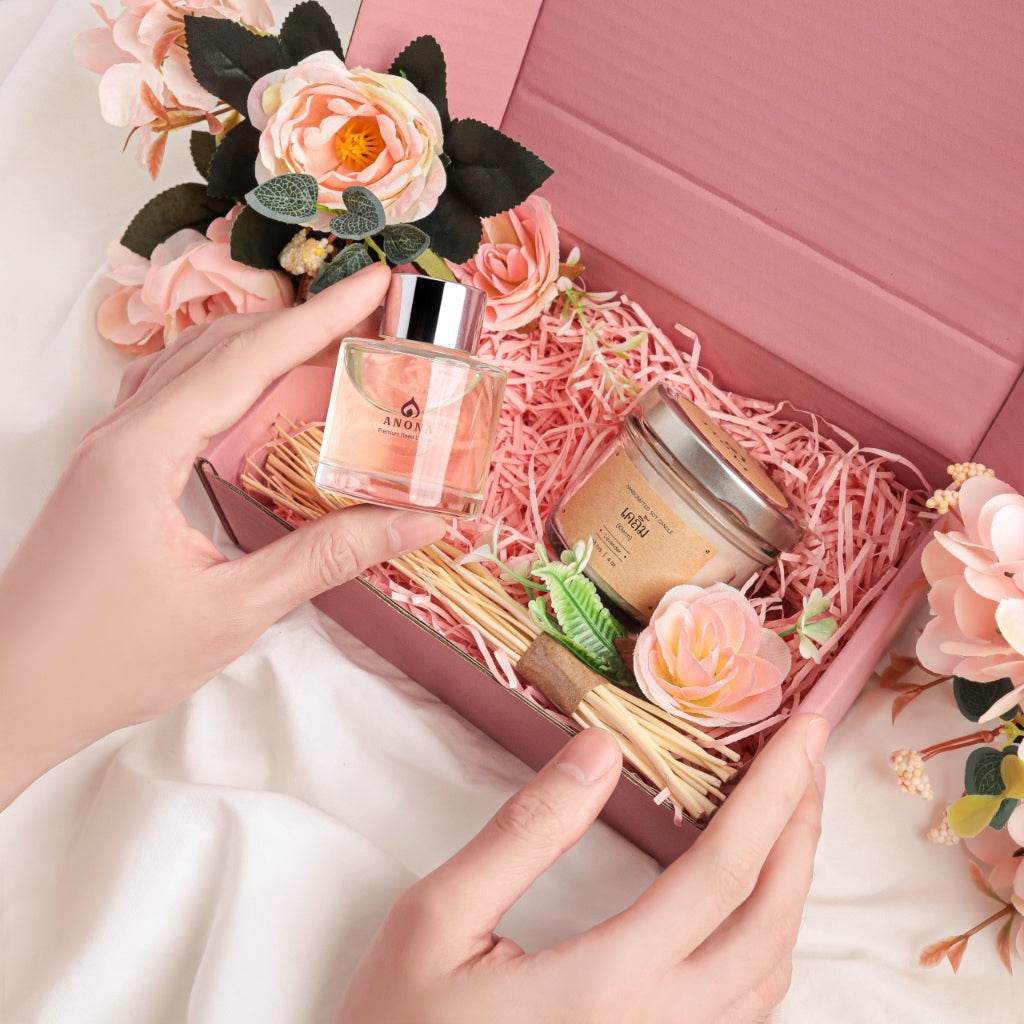 Christmas aromatherapy gift set with diffuser, scented candle, and decorative flowers in pink box
