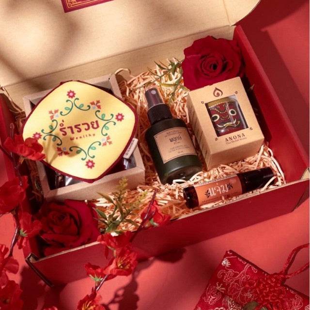 One-Sake.com premium aromatherapy gift box with scented candle, essential oil spray, and decorative roses
