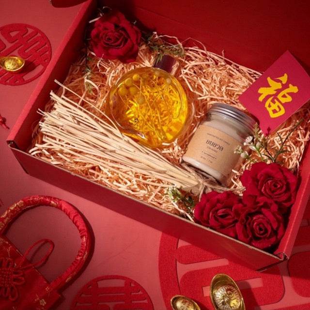One-Sake.com premium aromatherapy gift box with diffuser oil, scented candle, reeds, and red roses in decorative packaging