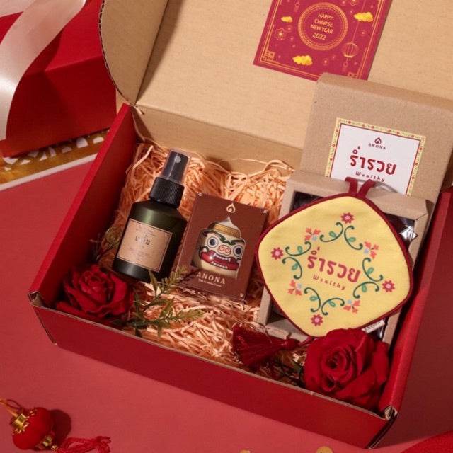 One-Sake.com premium aromatherapy gift box with scented spray, aromatic candle, and decorative dried roses