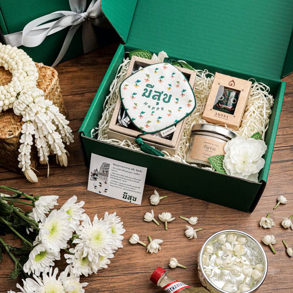 Premium Thai aromatherapy gifts set in a green box with natural floral decorations and scented candles