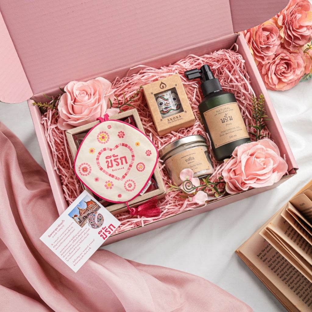 Premium wedding aroma gift set with scented candle, hand cream, diffuser, and decorative roses in pink box