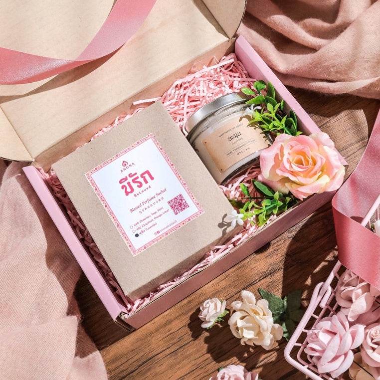 One-Sake.com romantic wedding gift set with scented candle and floral decorations in pink box