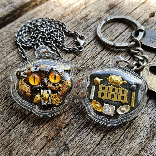 Authentic Thai Wealth-Beckoning Cat Amulet "Maew Riak Sap Amber-Eyed Dark Sacred Powder Pendant" Consecrated by Ajarn Sat at Ruen Sat Setthi B.E. 2569 (2026) Thai Blessing Co By RURUECHA