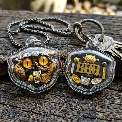 Authentic Thai Wealth-Beckoning Cat Amulet "Maew Riak Sap Amber-Eyed Dark Sacred Powder Pendant" Consecrated by Ajarn Sat at Ruen Sat Setthi B.E. 2569 (2026) Thai Blessing Co By RURUECHA