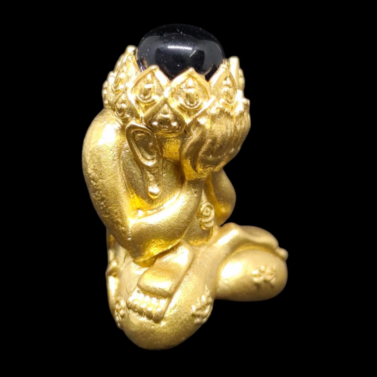 Supreme Spiritual Protection and Prosperity with the Phra Pidta Manee Mantra﻿ – Golden Sattapray Gold Alloy Amulet with Blue Sapphire Hair