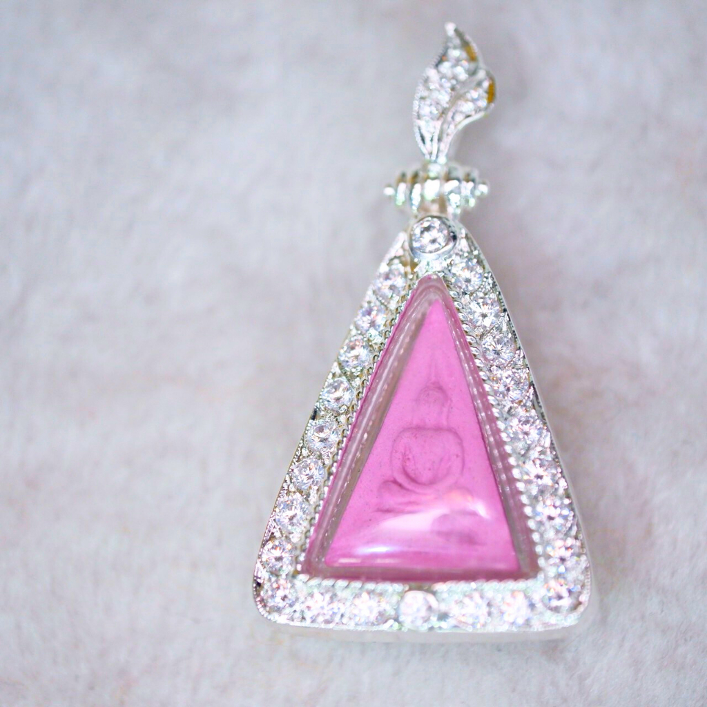 👑 Unlock the Power of Mercy, Luck & Wealth with Phra Nang Phaya Maha Lap! ม่วงใส่กรอบเพชรกันน้