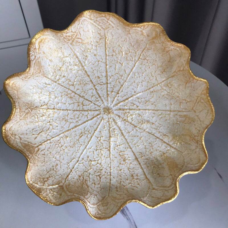 Decorative natural resin bowl 20cm with gold accents and textured leaf pattern for table use