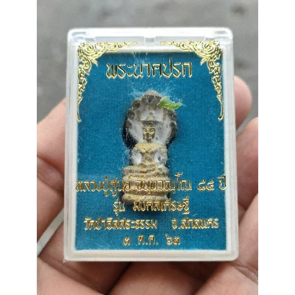 🐍 “Serene Naga Wealth Protector” – Brass Naga‑Sheltered Buddha ‘Mongkhon Setthi’ 84th Year Edition by Luang Pu Soon (Wat Pa Issara Tham, Sakon Nakhon, Thailand)
