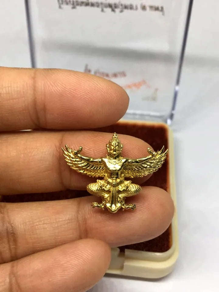 🪙 “Fortune‑Bearing Garuda Crest” – Mini Brass Wealth & Destiny Support Guardian, “Ruai Kham Duang” Edition, Wat Phrabat Ming Mueang Worawihan (2 cm x 2.5 cm)