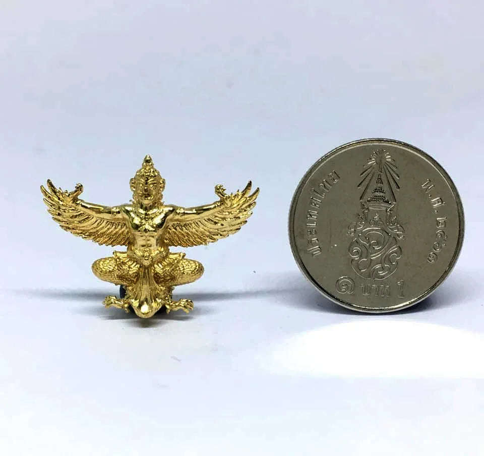 🪙 “Fortune‑Bearing Garuda Crest” – Mini Brass Wealth & Destiny Support Guardian, “Ruai Kham Duang” Edition, Wat Phrabat Ming Mueang Worawihan (2 cm x 2.5 cm)
