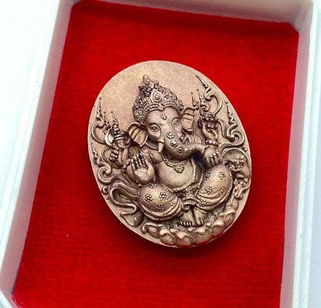 Ganesha Amulet Coin - Wat Kaew Jam Fah, Sirimongkhon 82 Edition | 3K Bronze Plated Charm พื้นเหรียญพิ้งค์โกลด