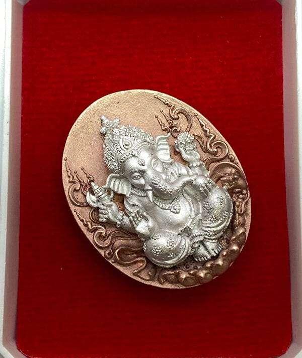 Ganesha Amulet Coin - Wat Kaew Jam Fah, Sirimongkhon 82 Edition | 3K Bronze Plated Charm 3kพื้นเหรียญพิ้งค์