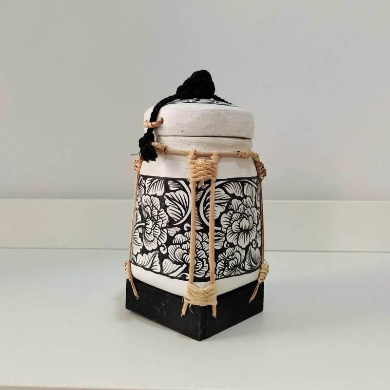 Handcrafted Bamboo Jewelry Box - Unique Lanna Souvenir for Elegant Storage ดำ