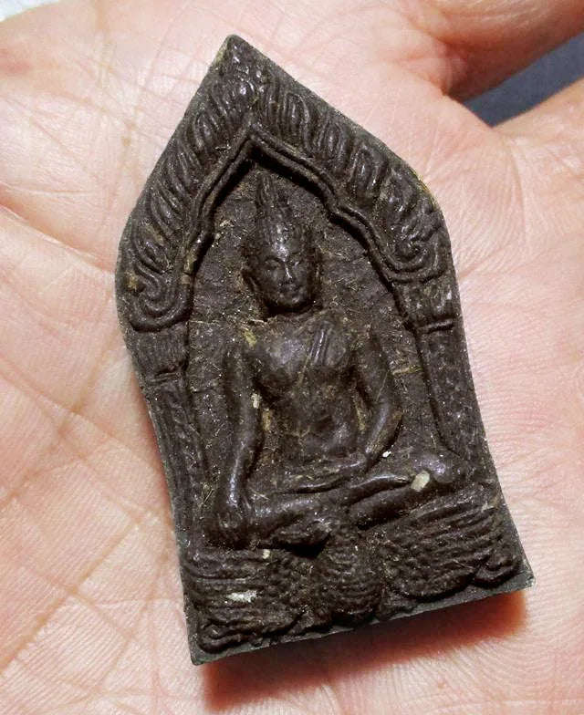 ✨ Khun Paen Hong Ron Black Charm Powder Amulet – Luang Pu In, Wat Nong Mek, Surin (2013 Edition)