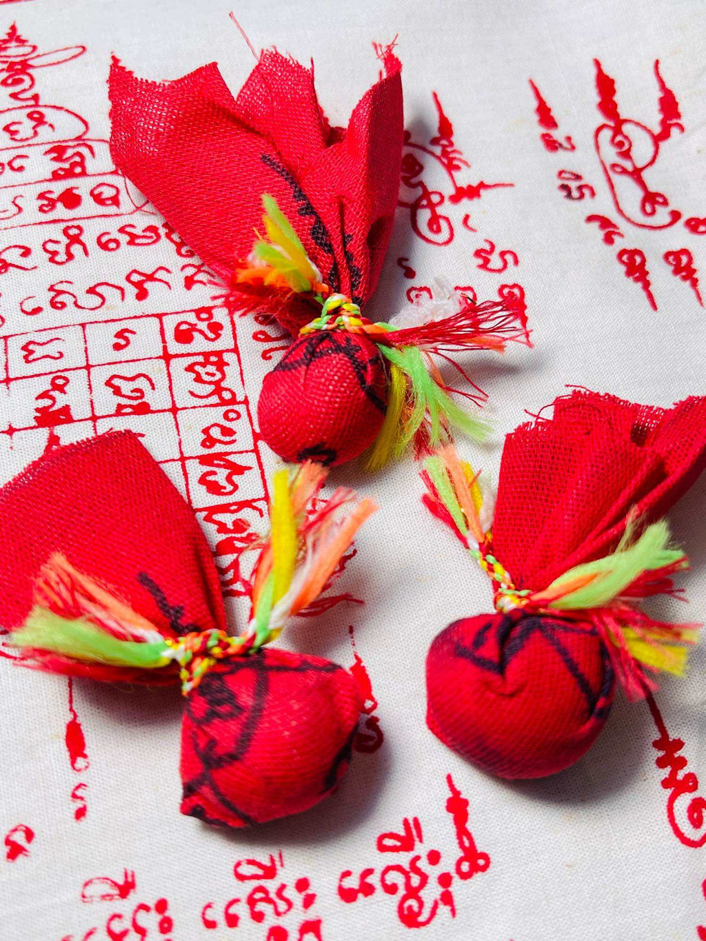 Luk Om Phaya Thek Khrua Amulet - Powerful Love Magnet Charm for Attraction