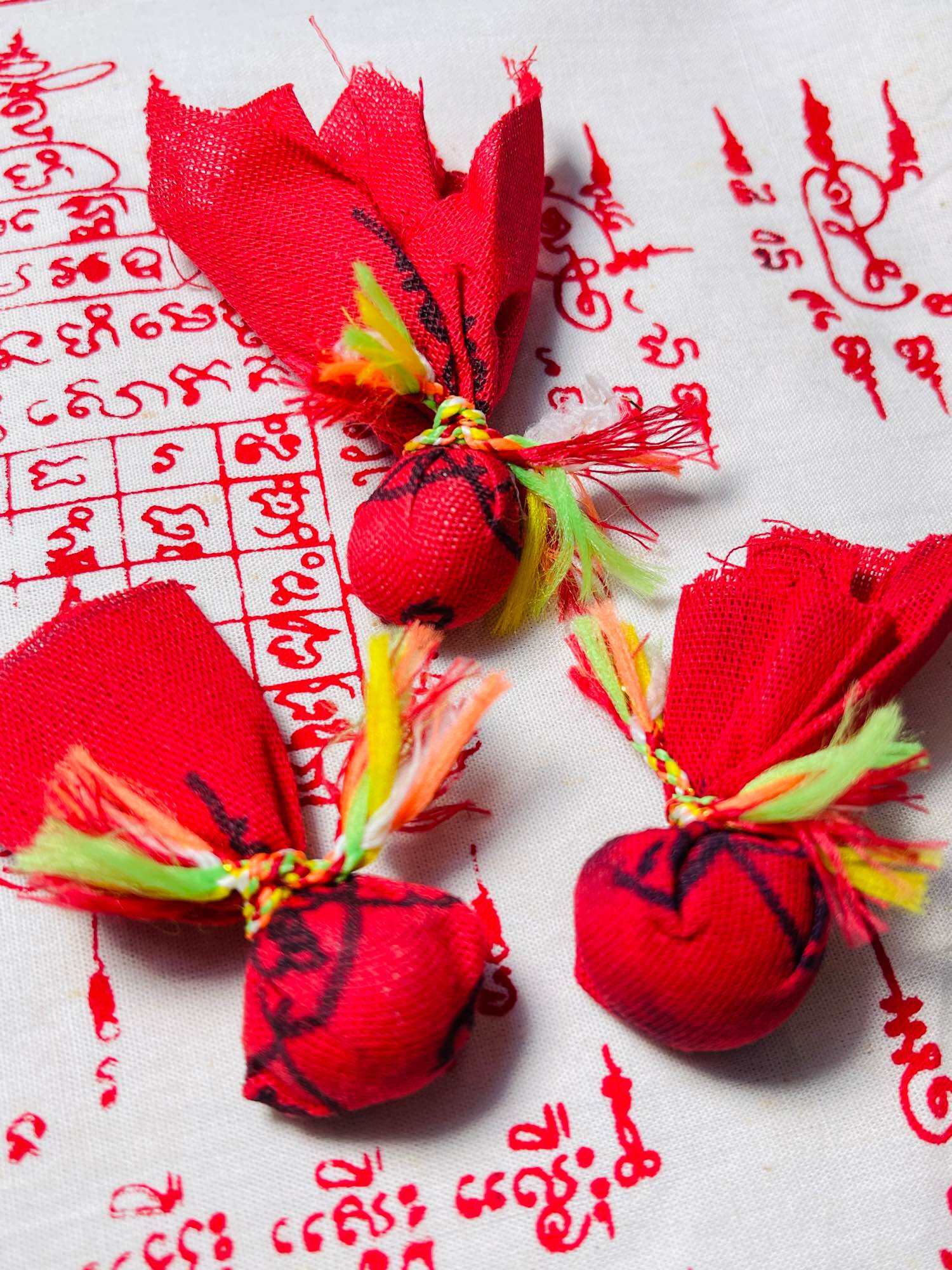 Luk Om Phaya Thek Khrua Amulet - Powerful Love Magnet Charm for Attraction