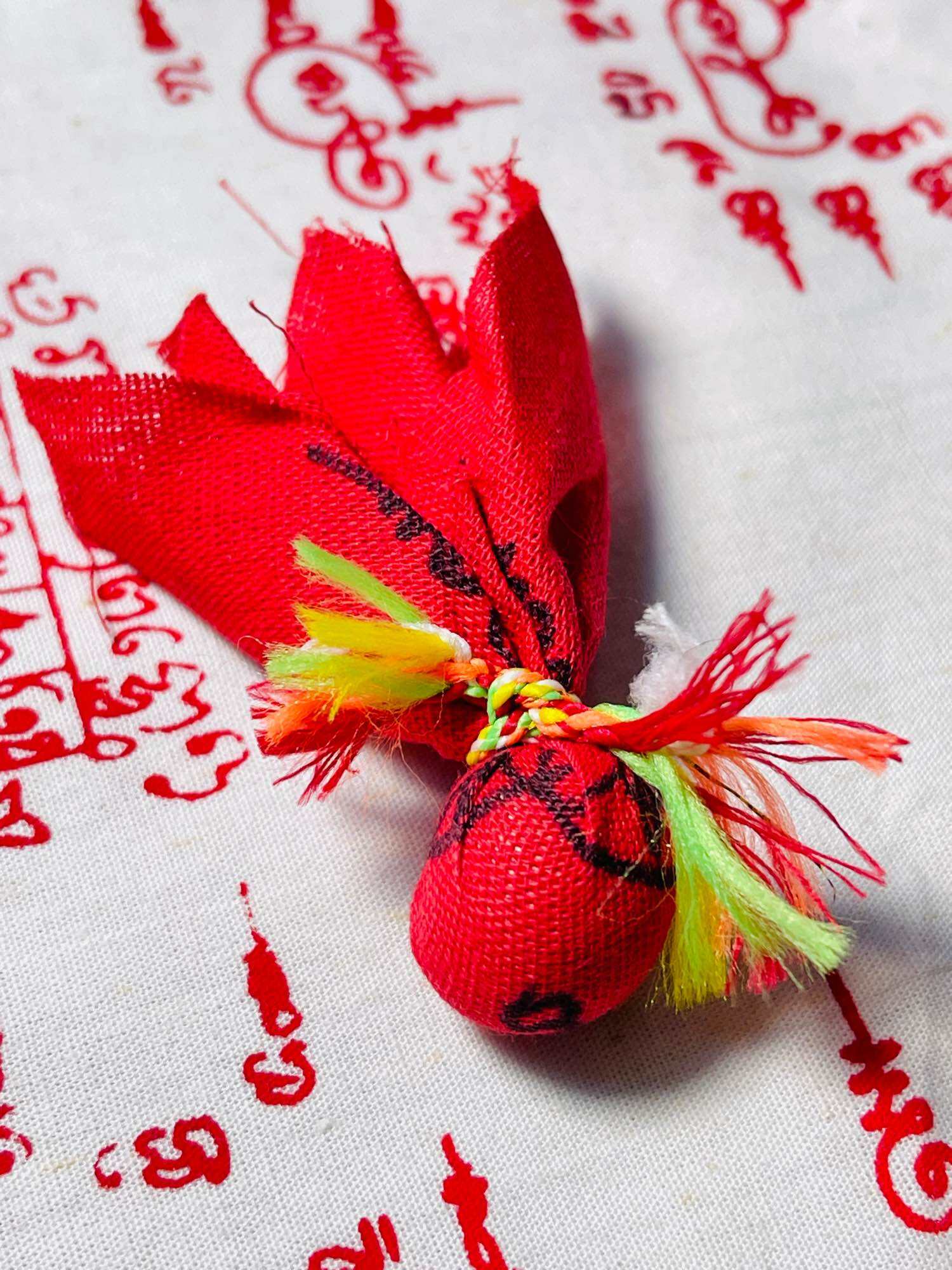 Luk Om Phaya Thek Khrua Amulet - Powerful Love Magnet Charm for Attraction