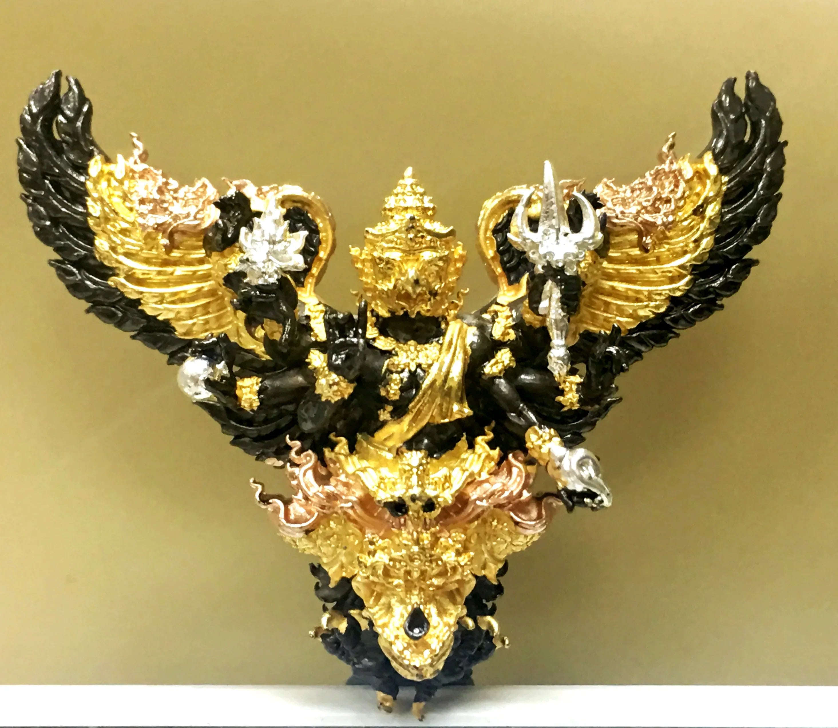🦅 “Mangrai Garuda Supreme – Large Royal Wealth & Protection Amulet in Maha Chanuan Thong Alloy (Thai Garuda Prosperity & Power Charm)”